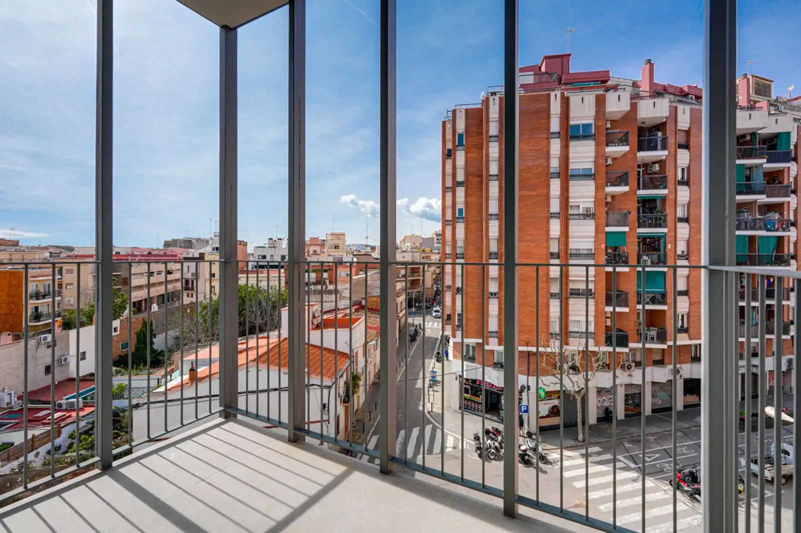Vista exterior de Piso en venta en L'Hospitalet de Llobregat con Terraza