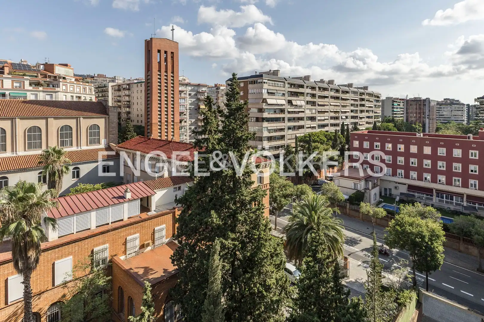 Vista exterior de Pis en venda en Barcelona amb Aire condicionat, Calefacció i Jardí privat