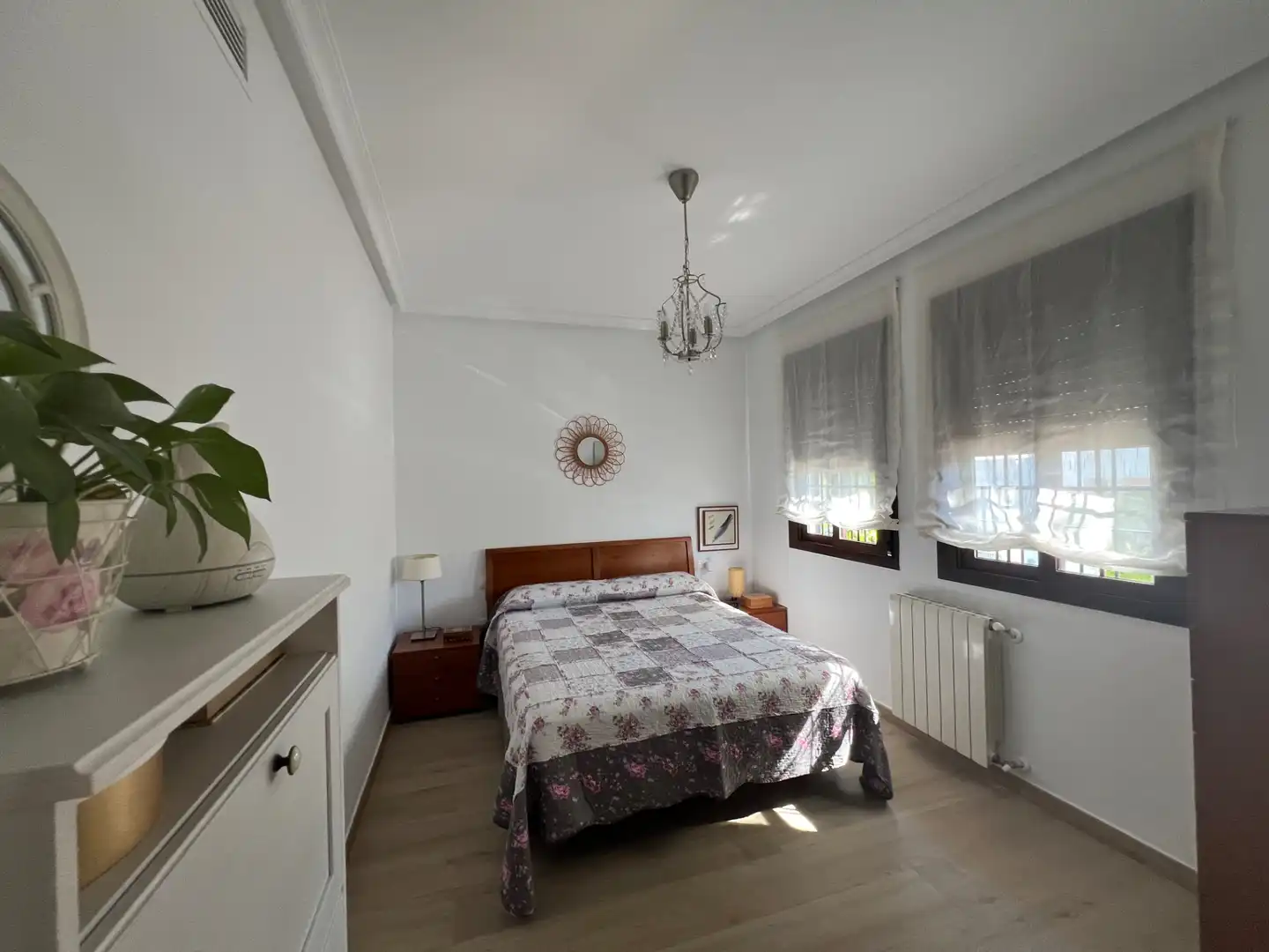 Dormitori de Casa adosada en venda en Espartinas amb Aire condicionat, Calefacció i Jardí privat
