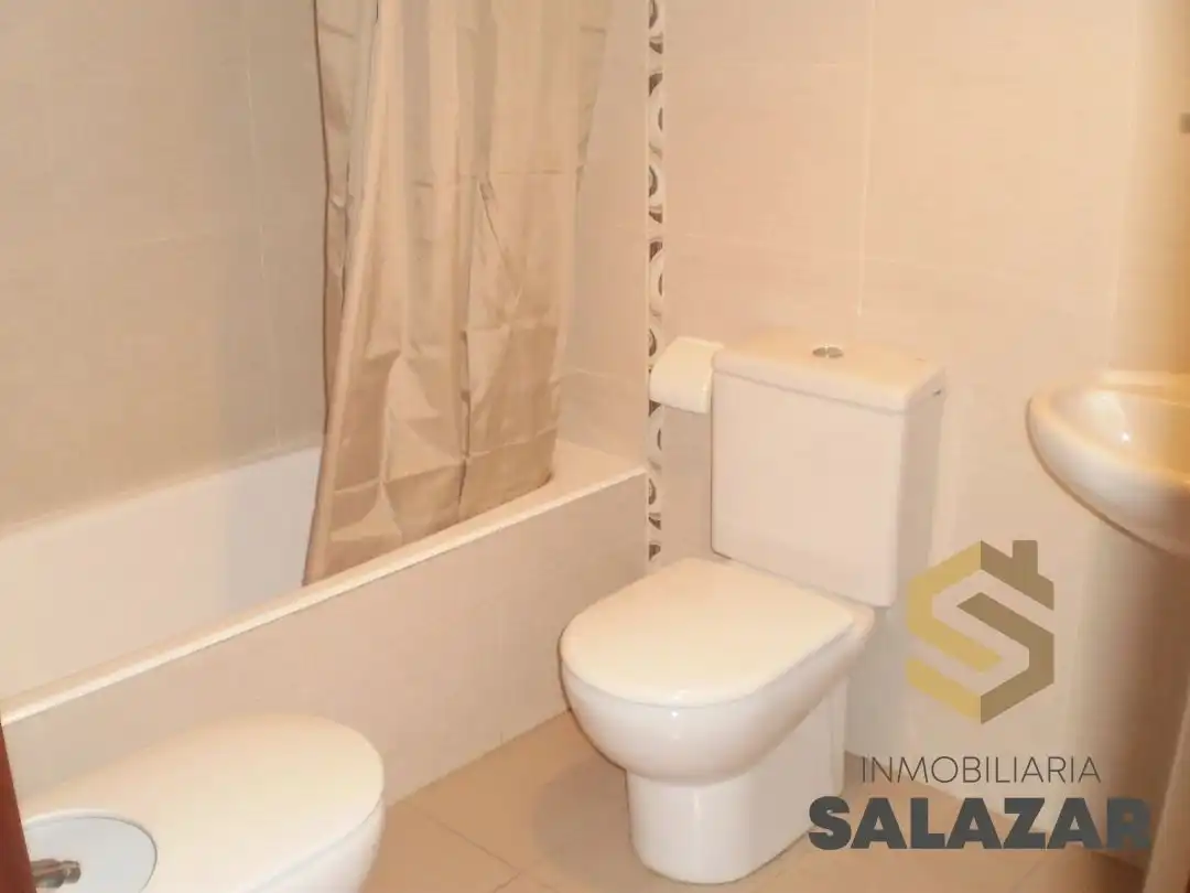 Bathroom of Flat for rent in Bilbao   with Heating, Private garden and Balcony