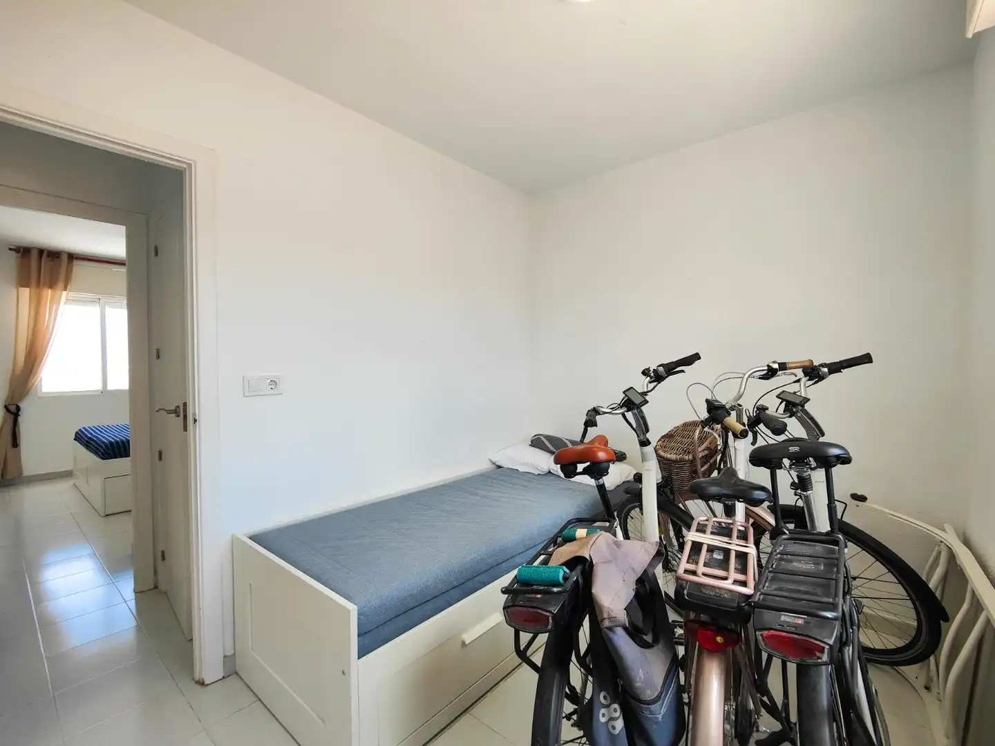 Schlafzimmer von Einfamilien-Reihenhaus zum Verkauf in Torrevieja mit Klimaanlage, Privatgarten und Terrasse