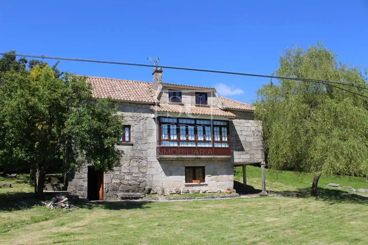 Außenansicht von Country house zum Verkauf in A Lama   mit Privatgarten