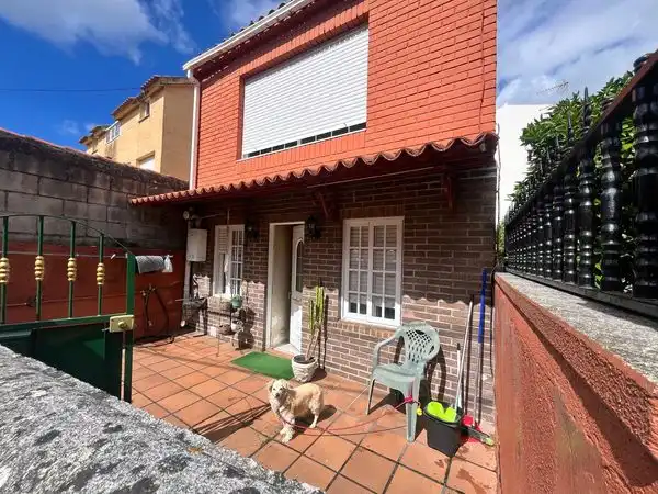 Vista exterior de Casa adosada en venda en Vigo  amb Calefacció i Parquet