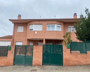 Exterior view of Single-family semi-detached for sale in Valdeavero  with Terrace and Swimming Pool