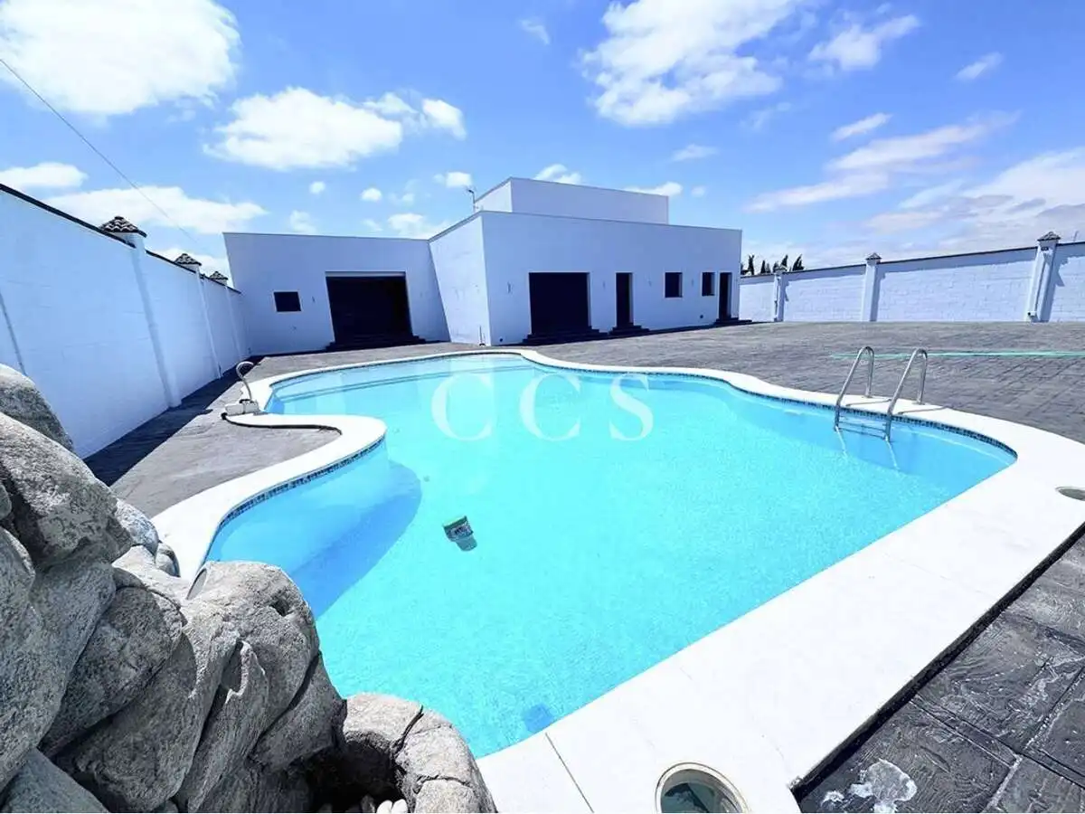 Vista exterior de Casa o xalet en venda en Dos Hermanas amb Terrassa i Piscina