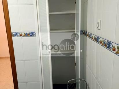 Bathroom of Flat to rent in  Sevilla Capital  with Air Conditioner, Terrace and Furnished