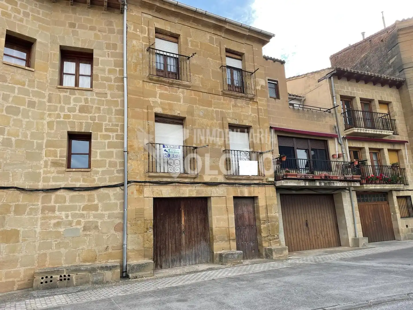 Vista exterior de Finca rústica en venda en Briones amb Traster, Moblat i Balcó