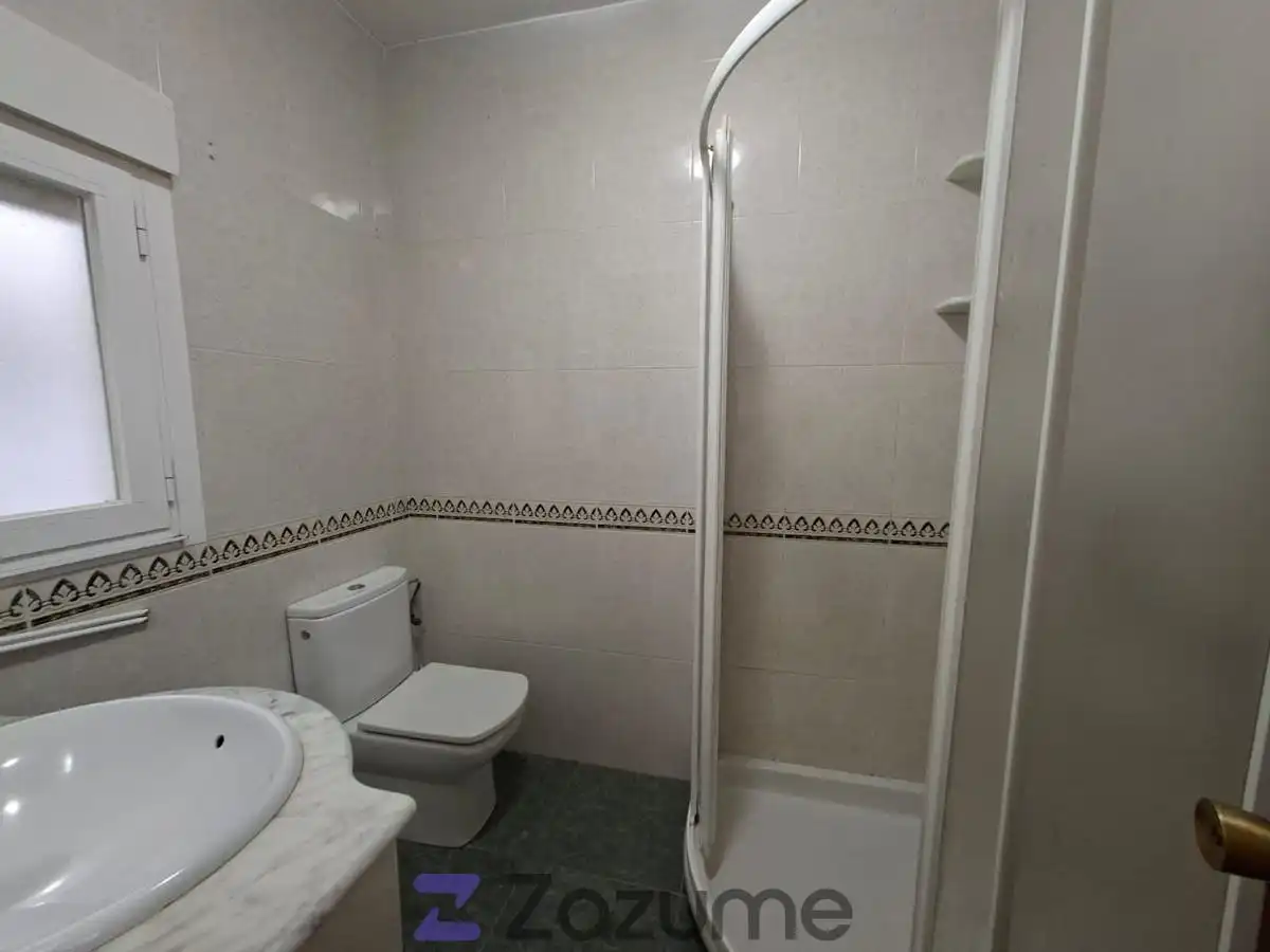 Bathroom of Flat for rent in Ponferrada  with Heating, Parquet flooring and Furnished
