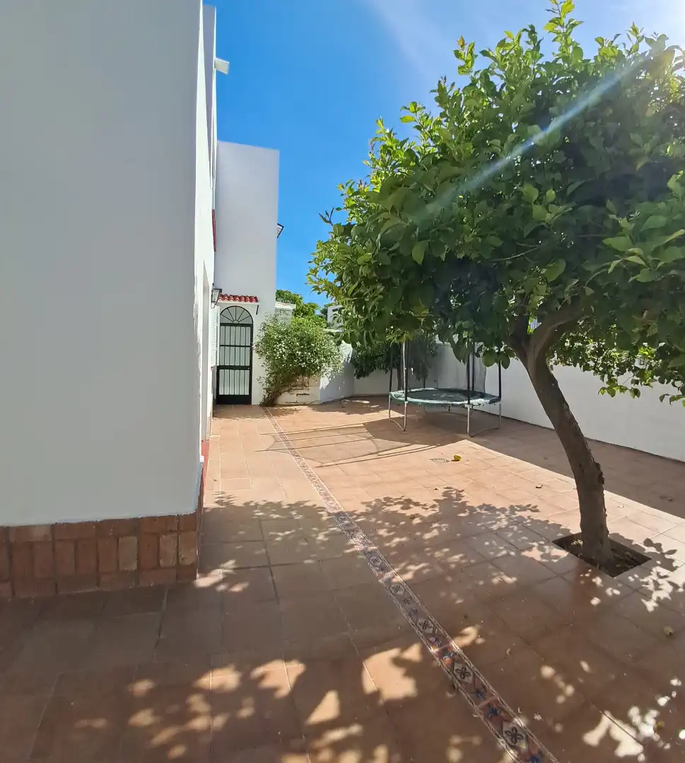Jardí de Casa adosada de lloguer en Tomares amb Aire condicionat i Piscina