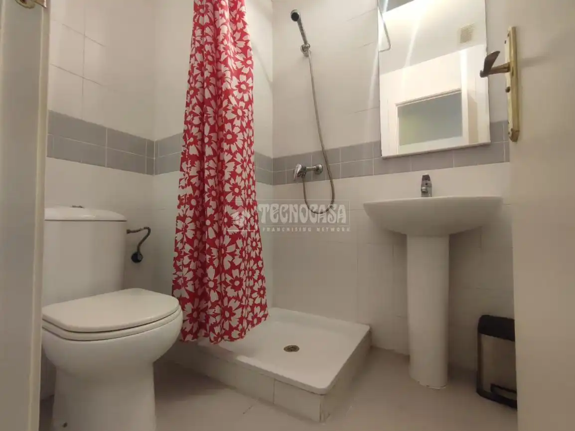 Bathroom of Flat for sale in Sevilla  with Air Conditioner, Terrace and Furnished