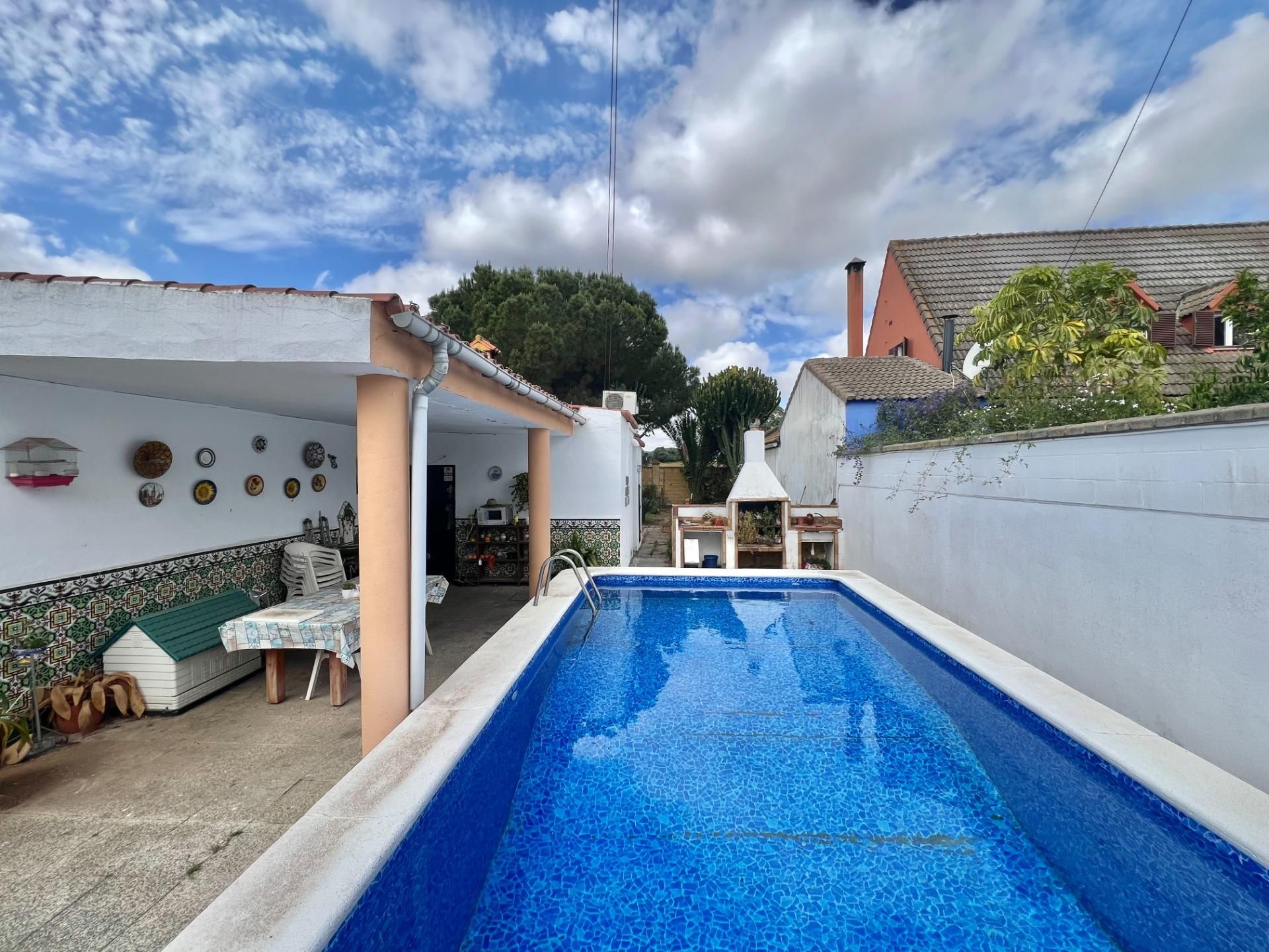 Piscina de Casa o xalet en venda en Dos Hermanas amb Aire condicionat, Jardí privat i Traster