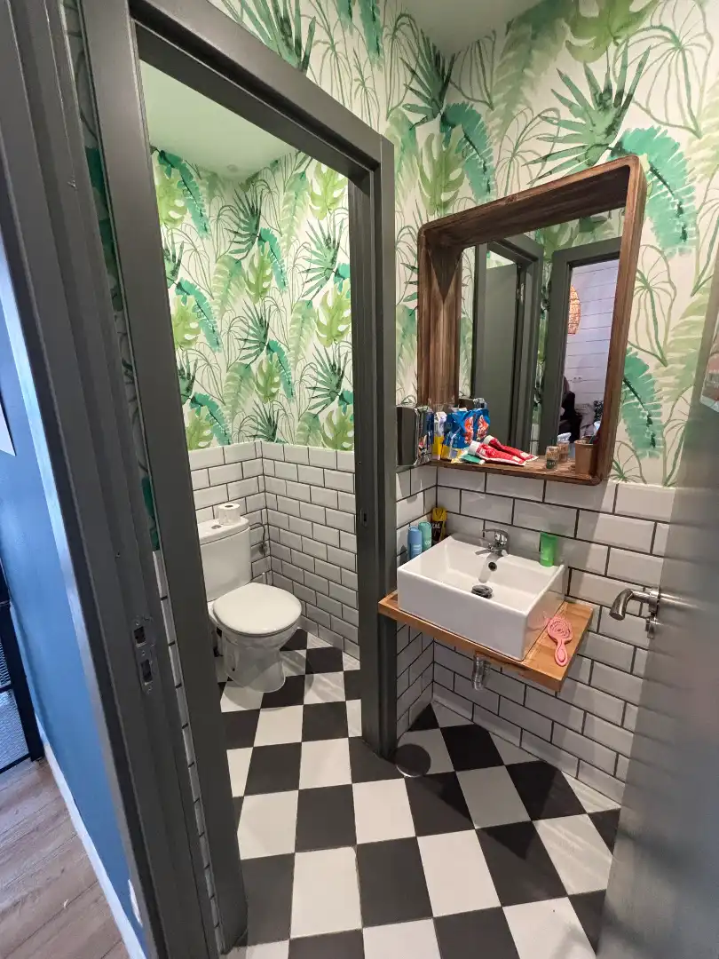 Baño de Local en traspaso en Madrid con Aire acondicionado, Internet y Alarma