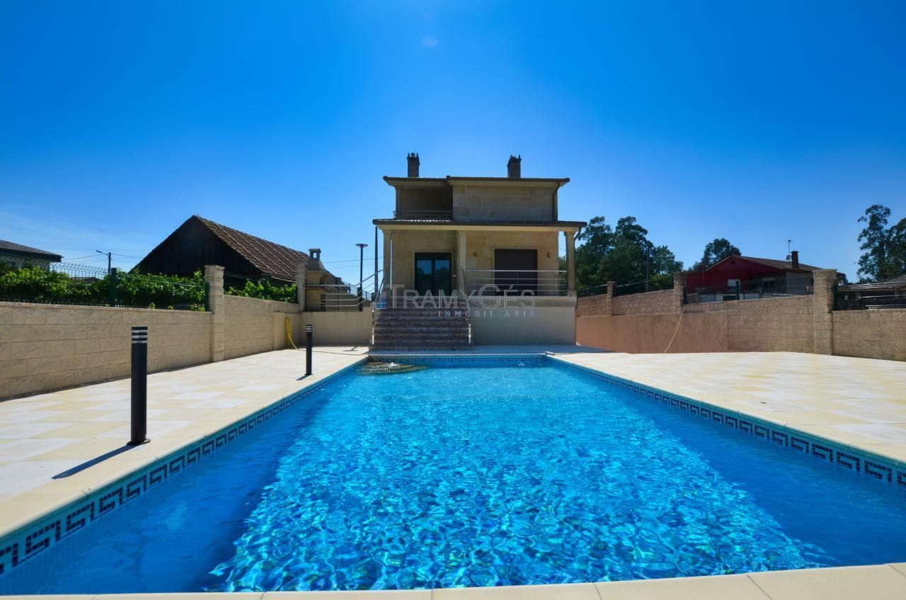 Piscina de Casa o xalet en venda en Tui amb Calefacció, Jardí privat i Terrassa