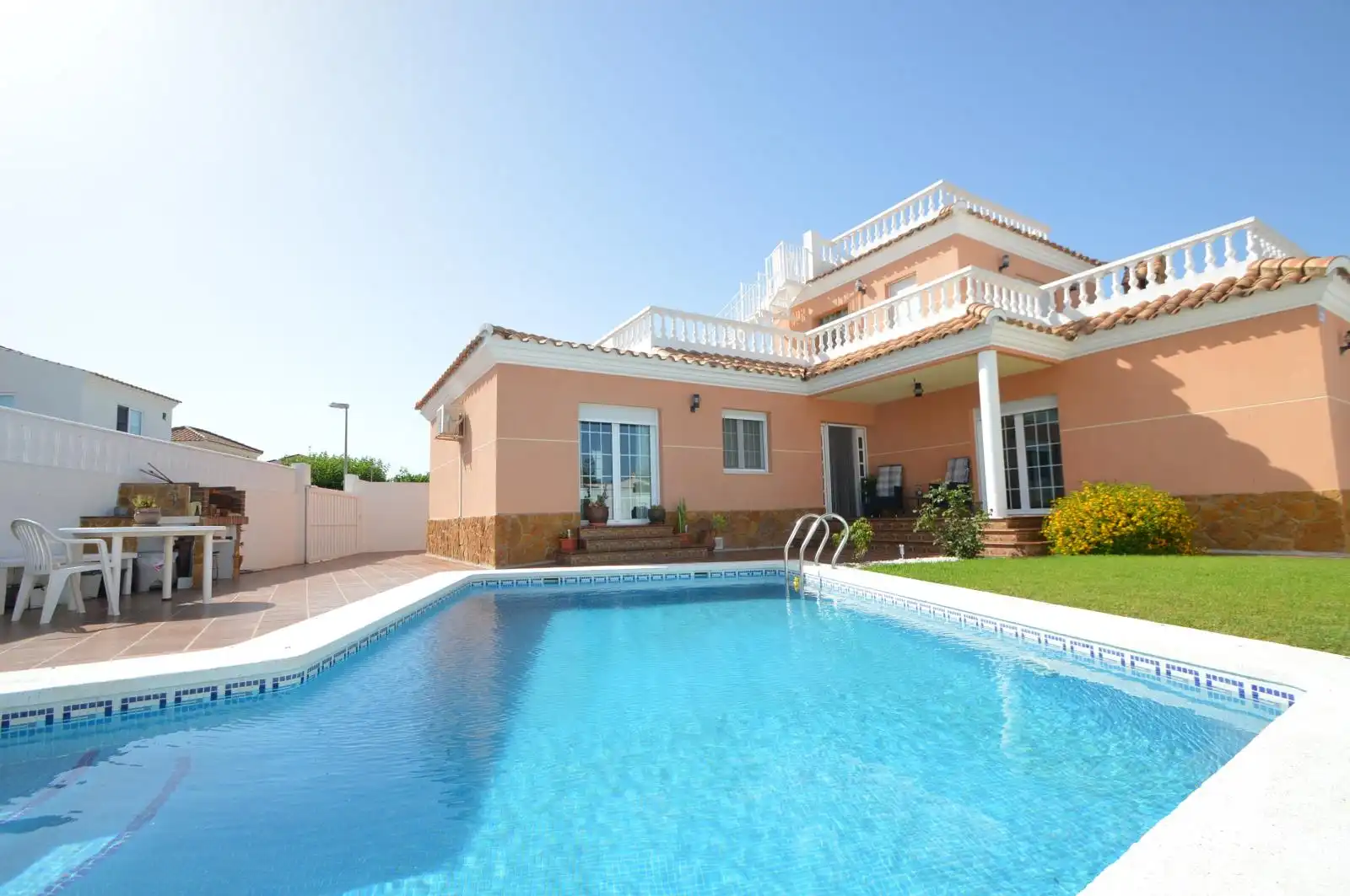 Vista exterior de Casa o xalet en venda en Vinaròs amb Aire condicionat, Calefacció i Jardí privat