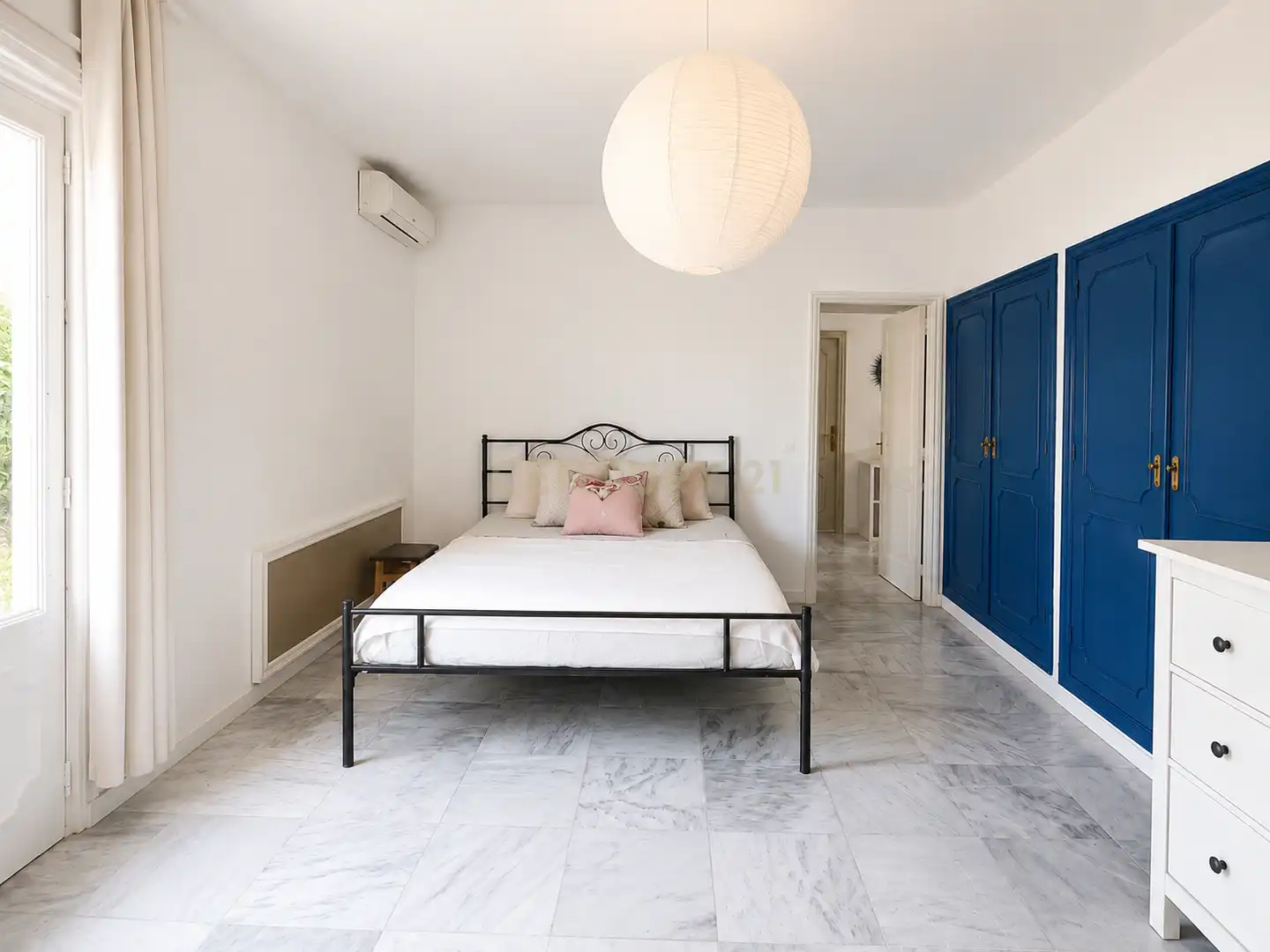 Dormitori de Apartament de lloguer en Benalmádena amb Aire condicionat, Jardí privat i Piscina