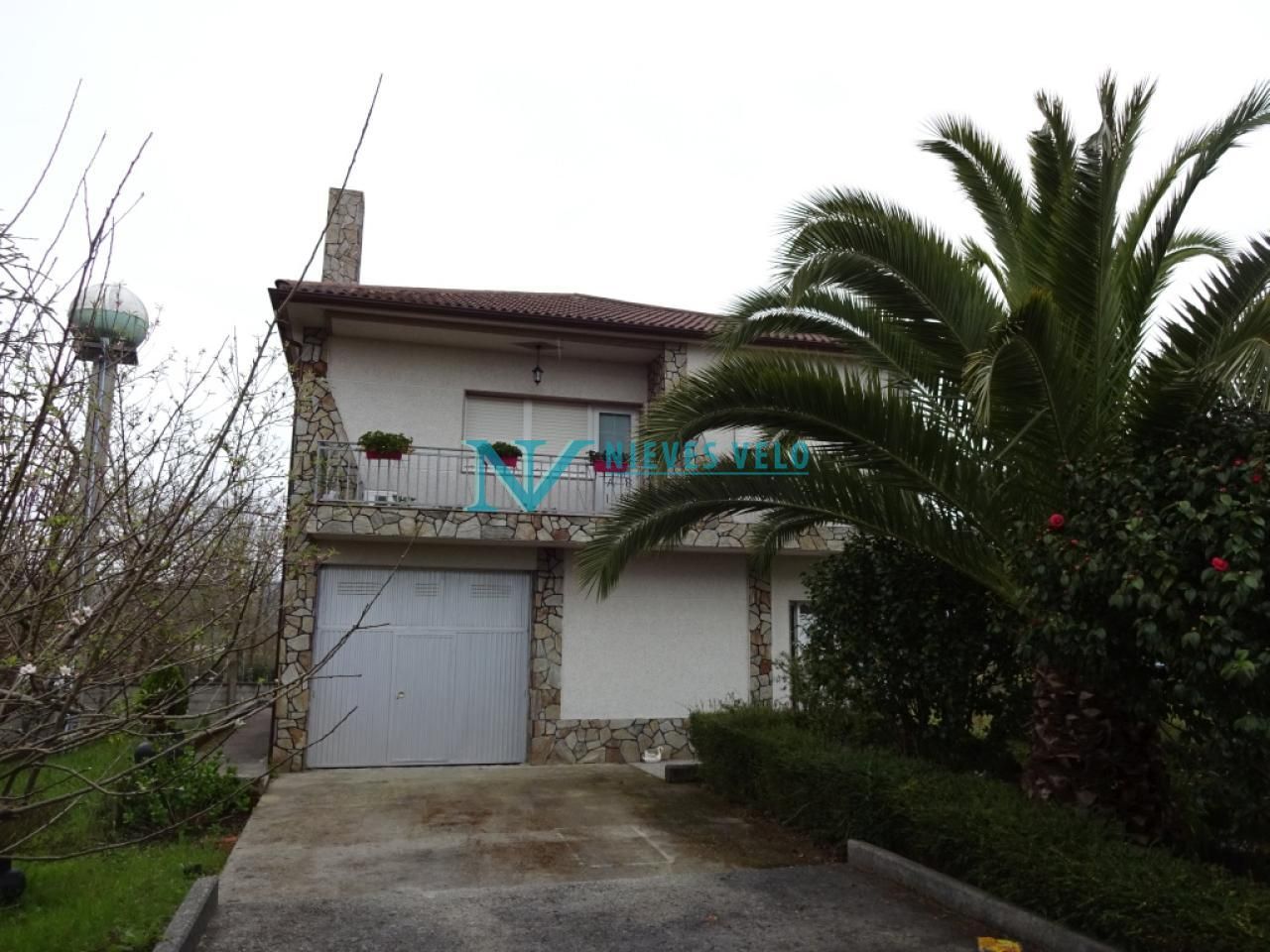 Vista exterior de Casa o xalet en venda en Carballo amb Calefacció i Jardí privat