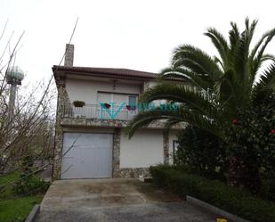 Vista exterior de Casa o xalet en venda en Carballo amb Calefacció i Jardí privat