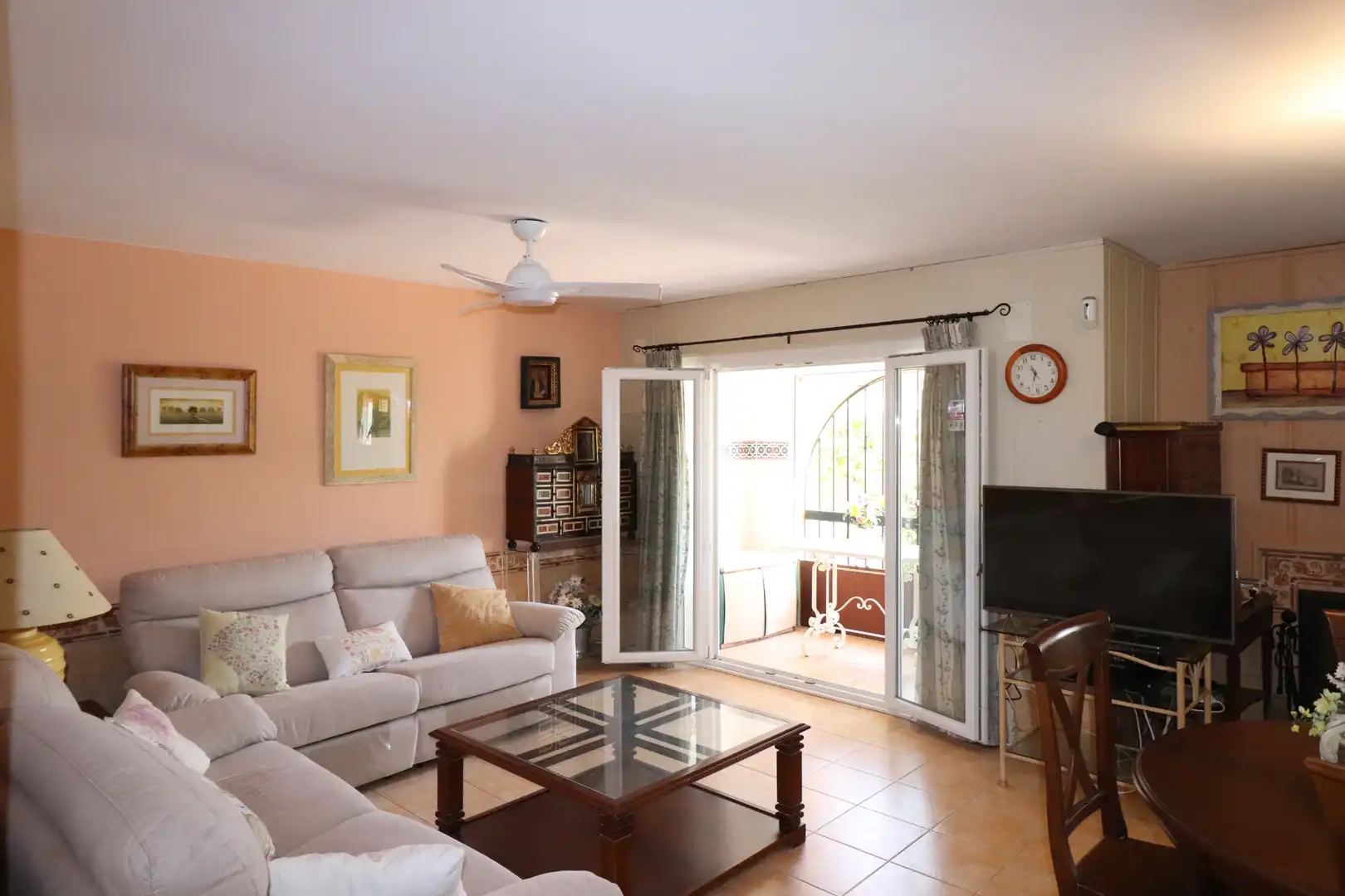 Sala de estar de Casa adosada en venta en Casares con Terraza, Amueblado y Alarma