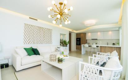 Sala d'estar de Apartament en venda en Sotogrande amb Aire condicionat, Terrassa i Piscina