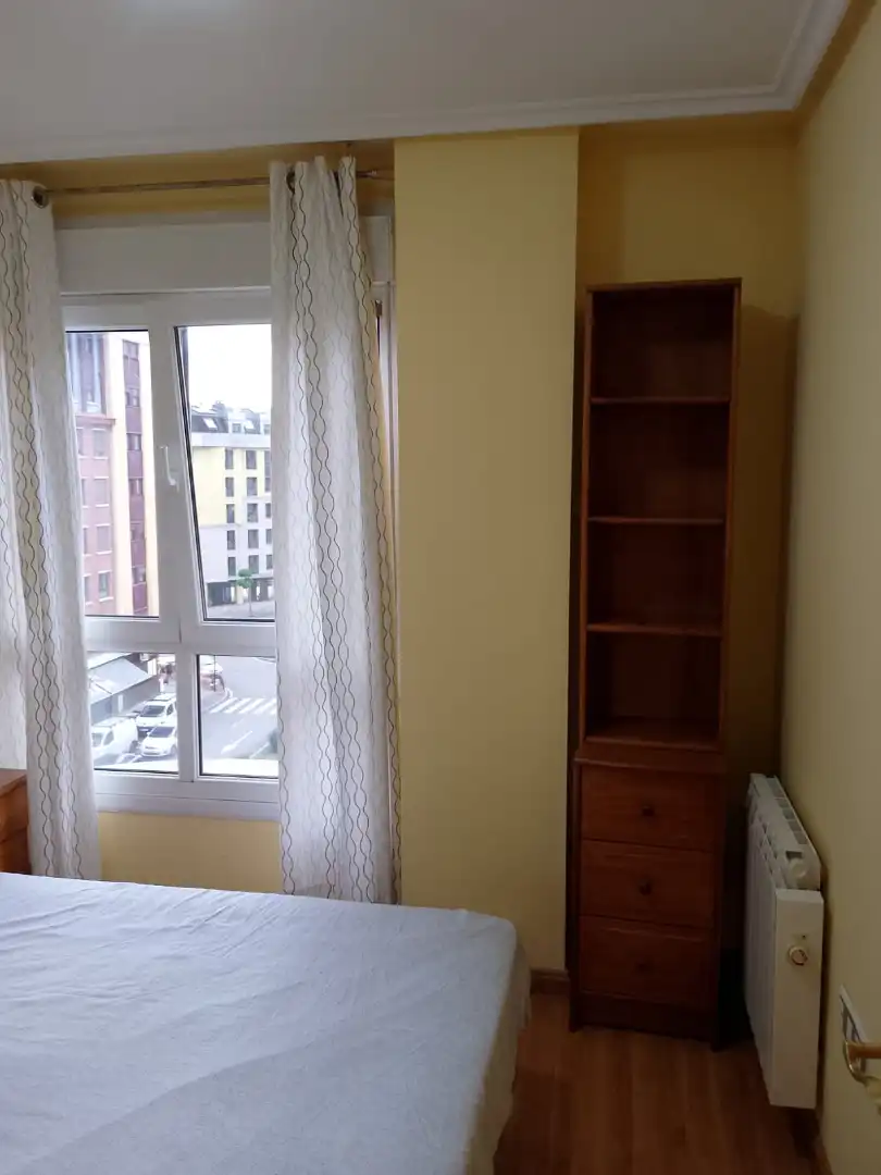 Schlafzimmer von Wohnungen zur Miete in Oviedo  mit Heizung, Parkett und Möbliert