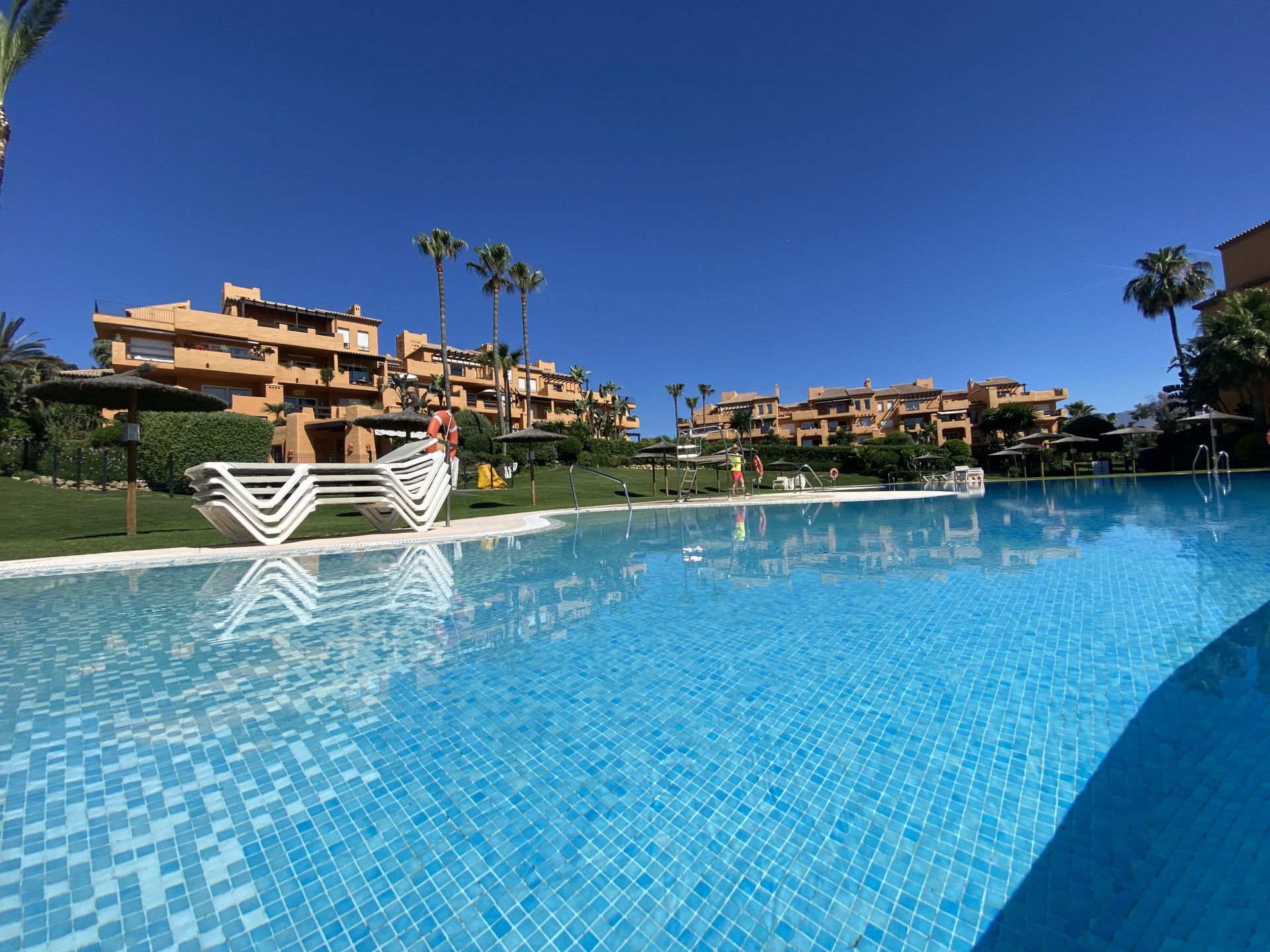 Piscina de Apartament en venda en Manilva amb Aire condicionat, Terrassa i Traster