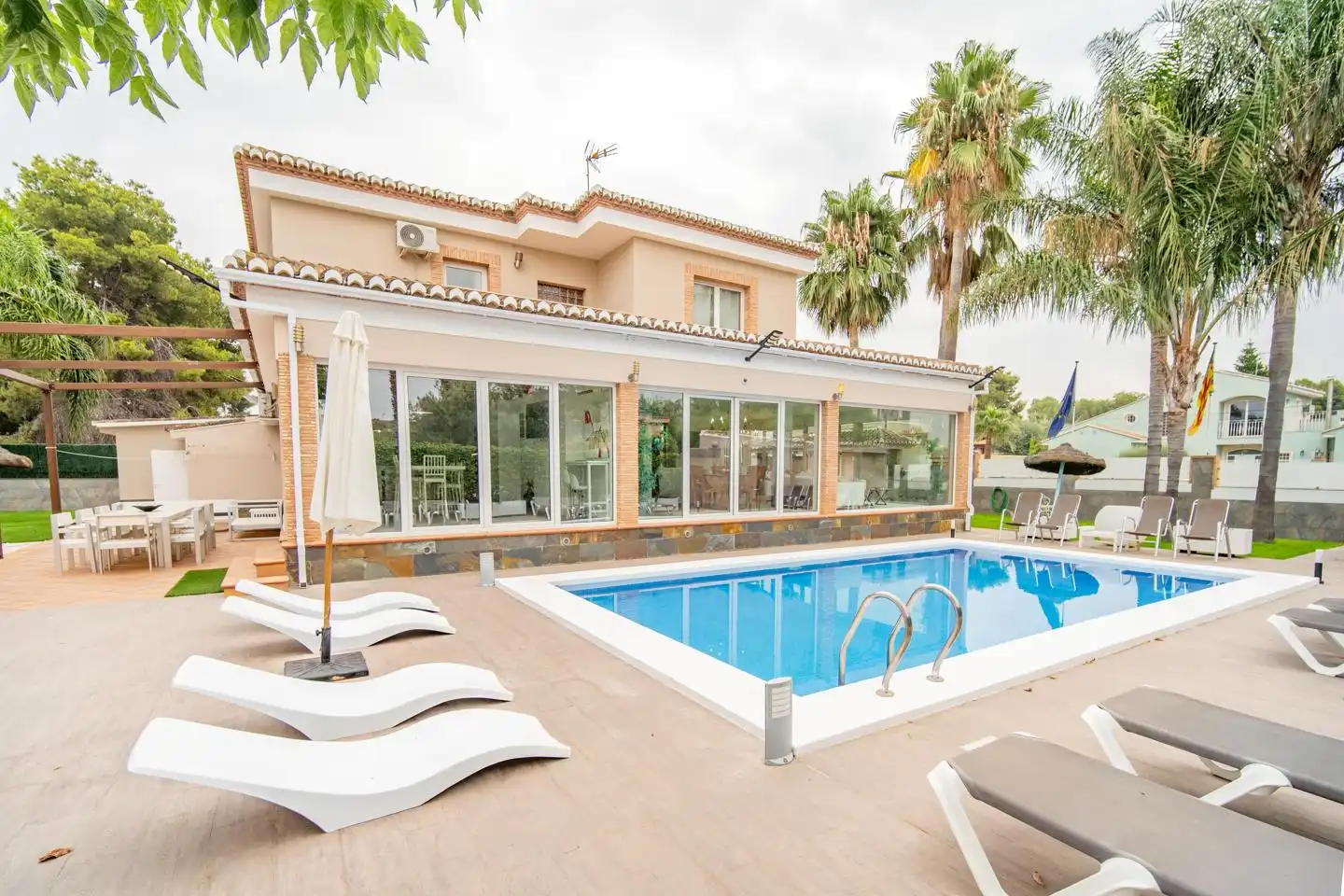Schwimmbecken von Haus oder Chalet zum Verkauf in Bétera mit Klimaanlage, Heizung und Privatgarten