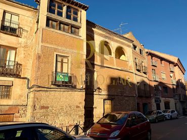 Casa con balcón en venta en Paseo los Adarves 1