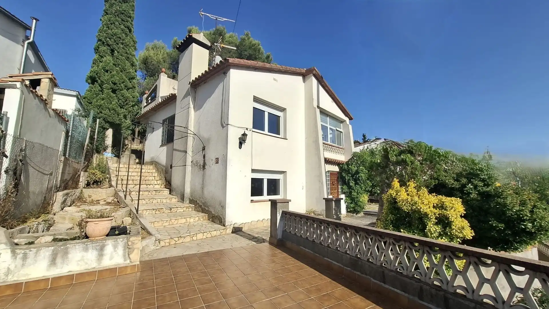 Vista exterior de Casa o xalet en venda en Vallirana amb Calefacció, Terrassa i Traster