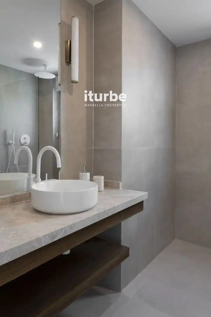 Baño de Casa adosada de alquiler en Marbella con Aire acondicionado, Terraza y Piscina