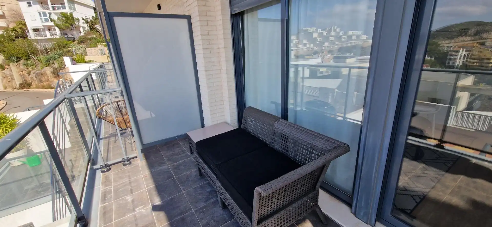 Terrasse von Einfamilien-Reihenhaus zum Verkauf in Cullera mit Klimaanlage, Privatgarten und Terrasse