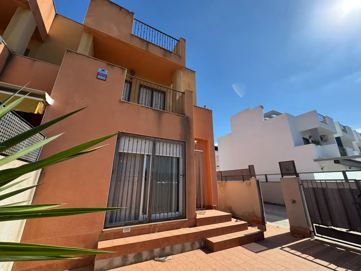 Vista exterior de Casa adosada en venda en Pilar de la Horadada amb Aire condicionat, Jardí privat i Terrassa