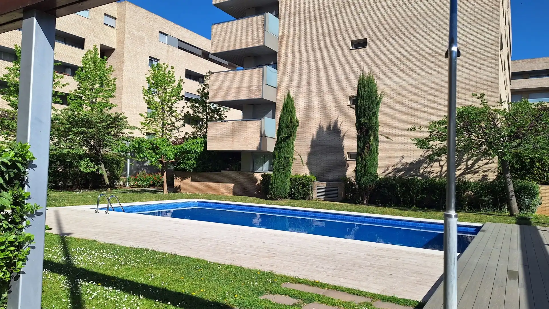 Schwimmbecken von Wohnung zum Verkauf in Salt mit Klimaanlage, Heizung und Terrasse