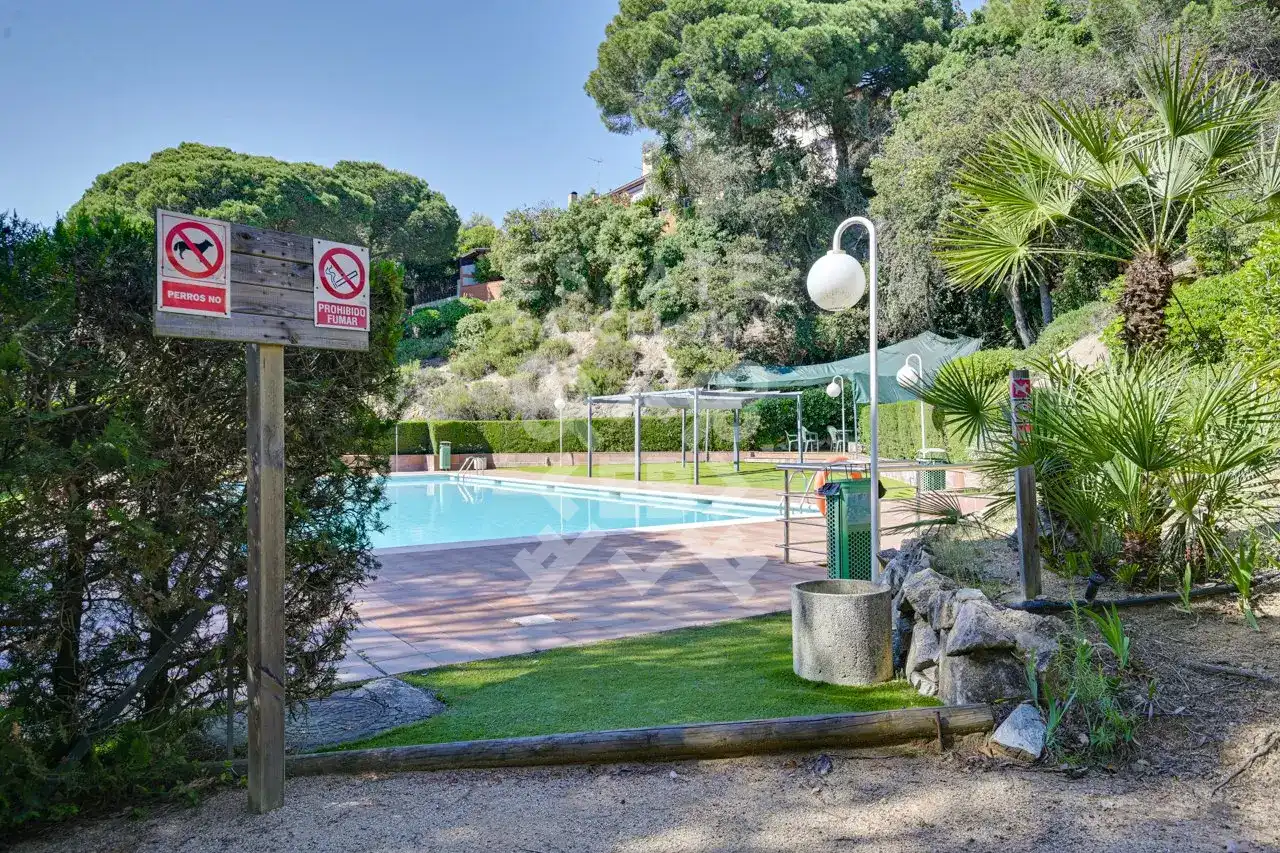Schwimmbecken von Einfamilien-Reihenhaus zum Verkauf in Mataró mit Klimaanlage, Heizung und Terrasse