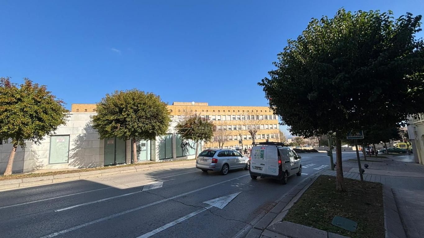 Außenansicht von Garage zum Verkauf in  Jaén Capital