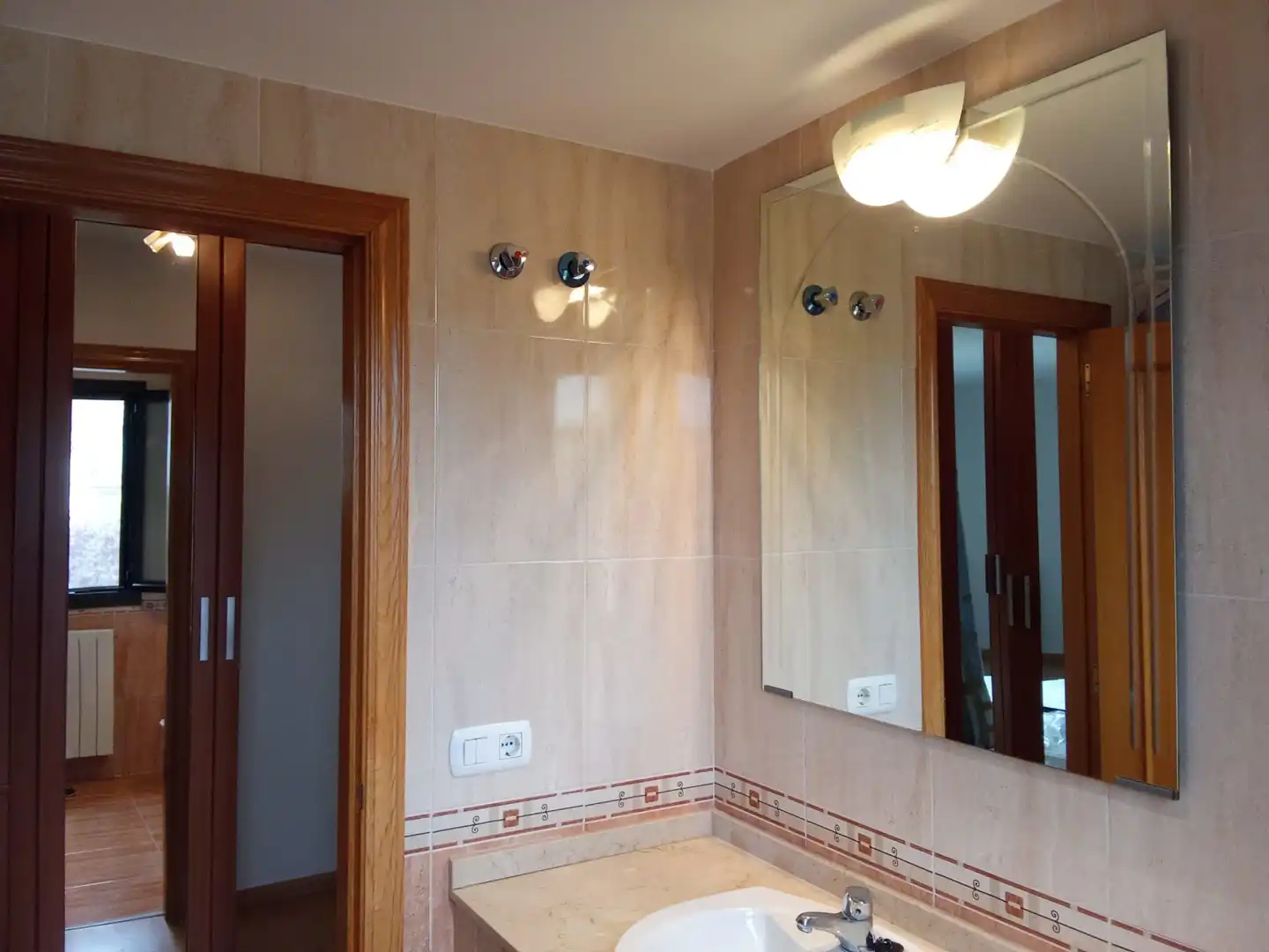 Badezimmer von Einfamilien-Reihenhaus zur Miete in Utebo mit Terrasse, Schwimmbad und Möbliert