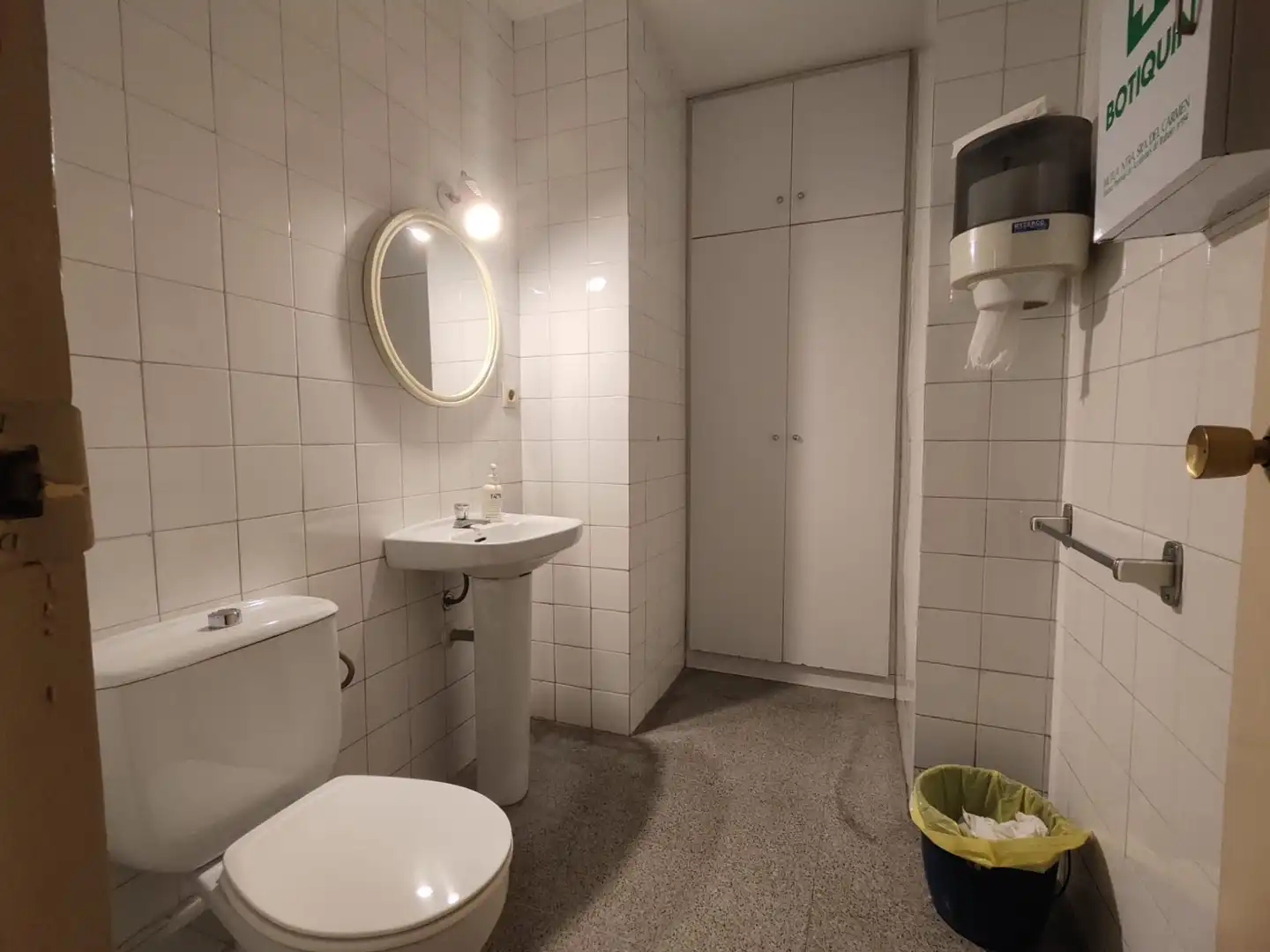 Badezimmer von Büro zum Verkauf in Granollers mit Klimaanlage und Heizung