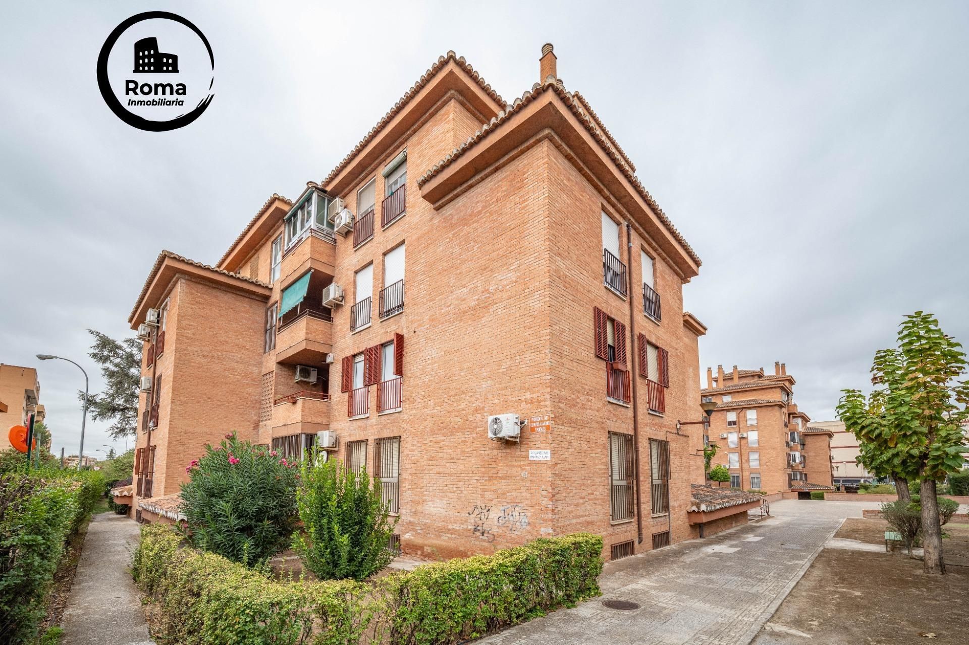 Vista exterior de Pis en venda en  Granada Capital amb Aire condicionat, Calefacció i Jardí privat