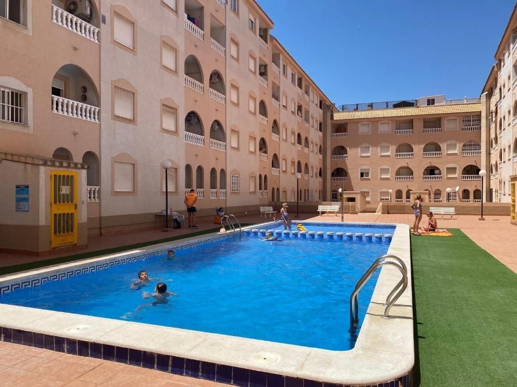 Piscina de Apartament en venda en Torrevieja amb Aire condicionat, Calefacció i Terrassa