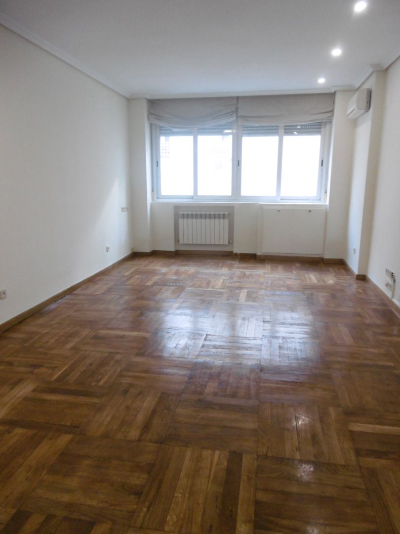 Bedroom of Flat to rent in  Madrid Capital  with Air Conditioner, Heating and Parquet flooring