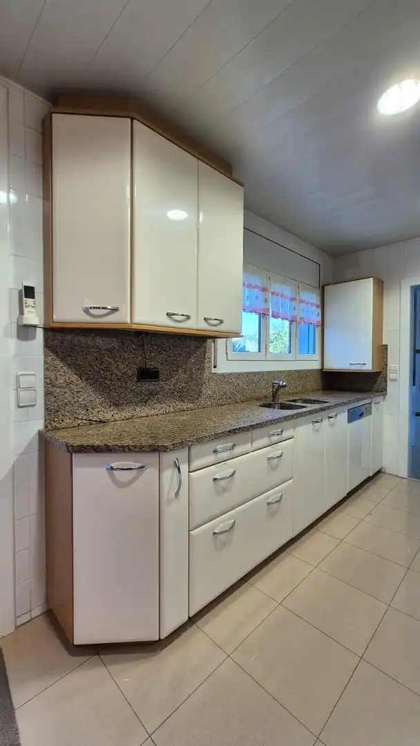 Cuina de Casa o xalet de lloguer en Castellar del Vallès amb Calefacció, Jardí privat i Alarma