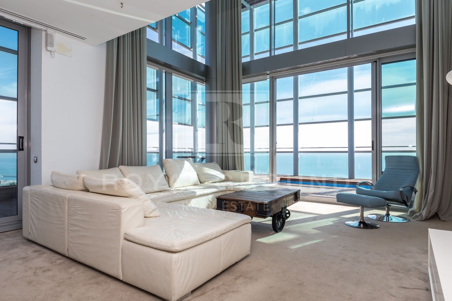 Sala d'estar de Àtic de lloguer en  Barcelona Capital amb Aire condicionat, Calefacció i Jardí privat