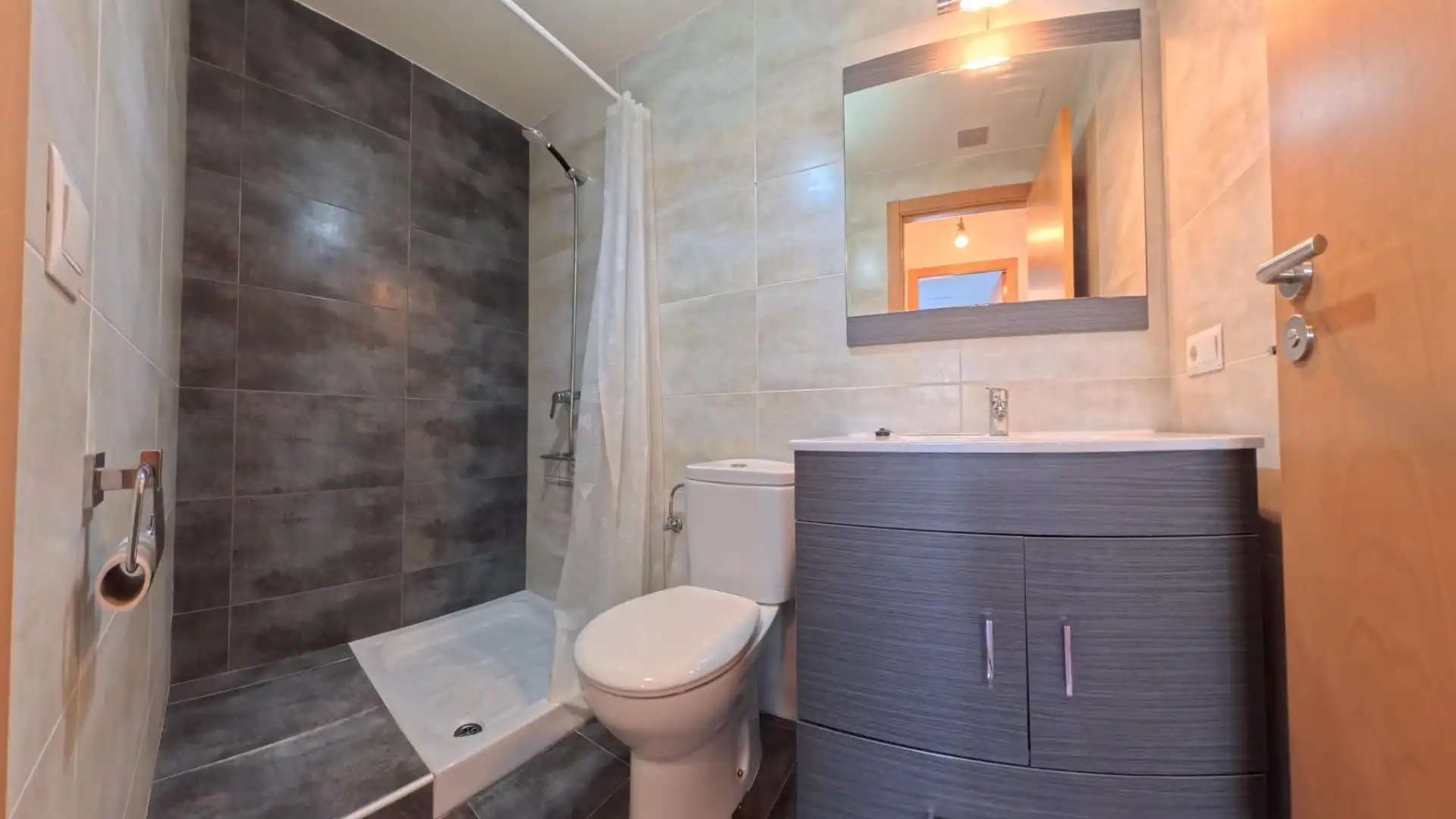 Bathroom of Flat for rent in Deltebre  with Parquet flooring