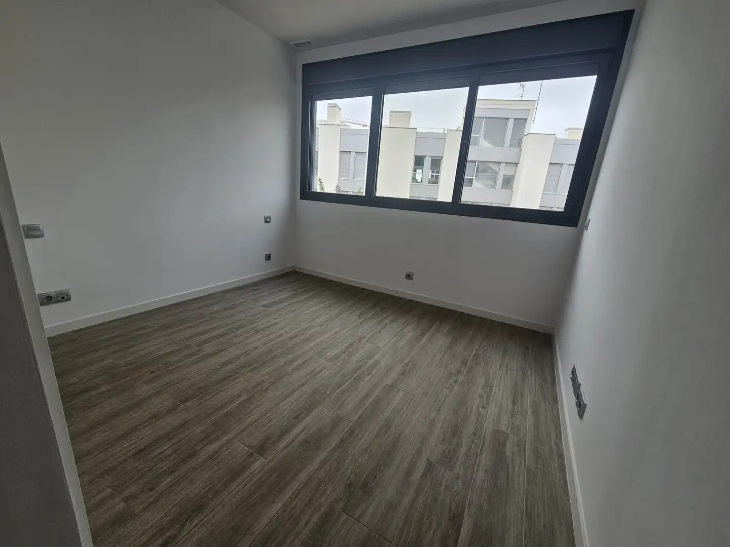 Habitación de Casa adosada de alquiler en Estepona con Aire acondicionado, Terraza y Piscina
