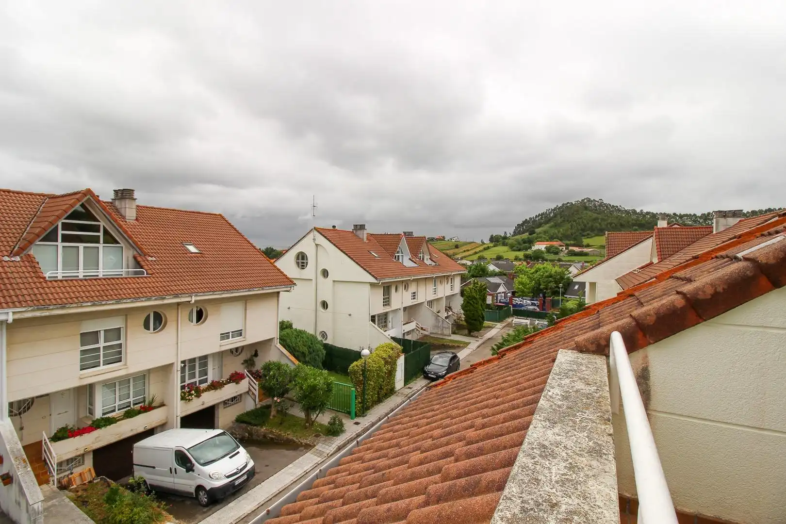 Vista exterior de Casa adosada en venda en Piélagos amb Calefacció, Jardí privat i Parquet
