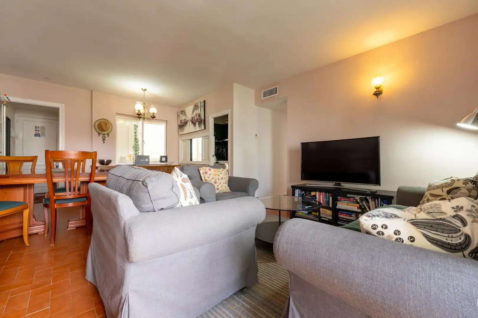 Wohnzimmer von Wohnung zum Verkauf in Fuengirola mit Klimaanlage, Heizung und Gemeinschaftspool