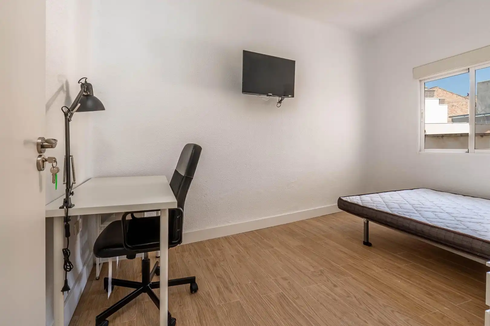 Bedroom of Flat for share in Granada  with Balcony