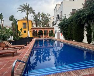 Piscina de Casa adosada en venda en Marbella amb Aire condicionat, Terrassa i Piscina