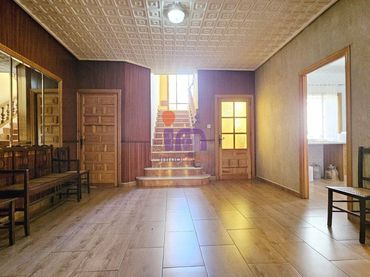 Casa amb balcó en venda a Valdepeñas