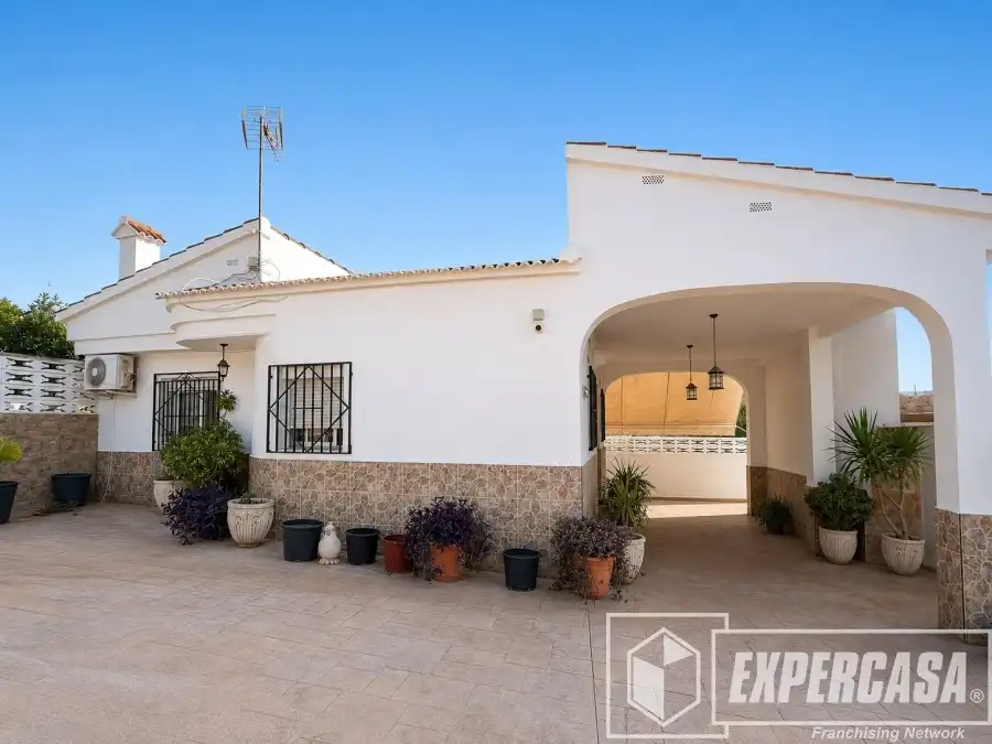 Vista exterior de Casa o chalet en venta en Llíria con Aire acondicionado, Trastero y Piscina