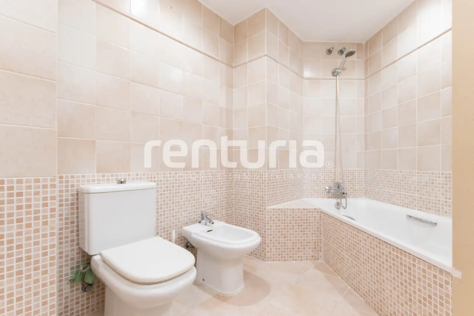 Baño de Piso en venta en Valencia con Aire acondicionado, Calefacción y Jardín privado